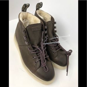 Dr. Martens SZ -US 7 EURO 38 Les Boots Fl New